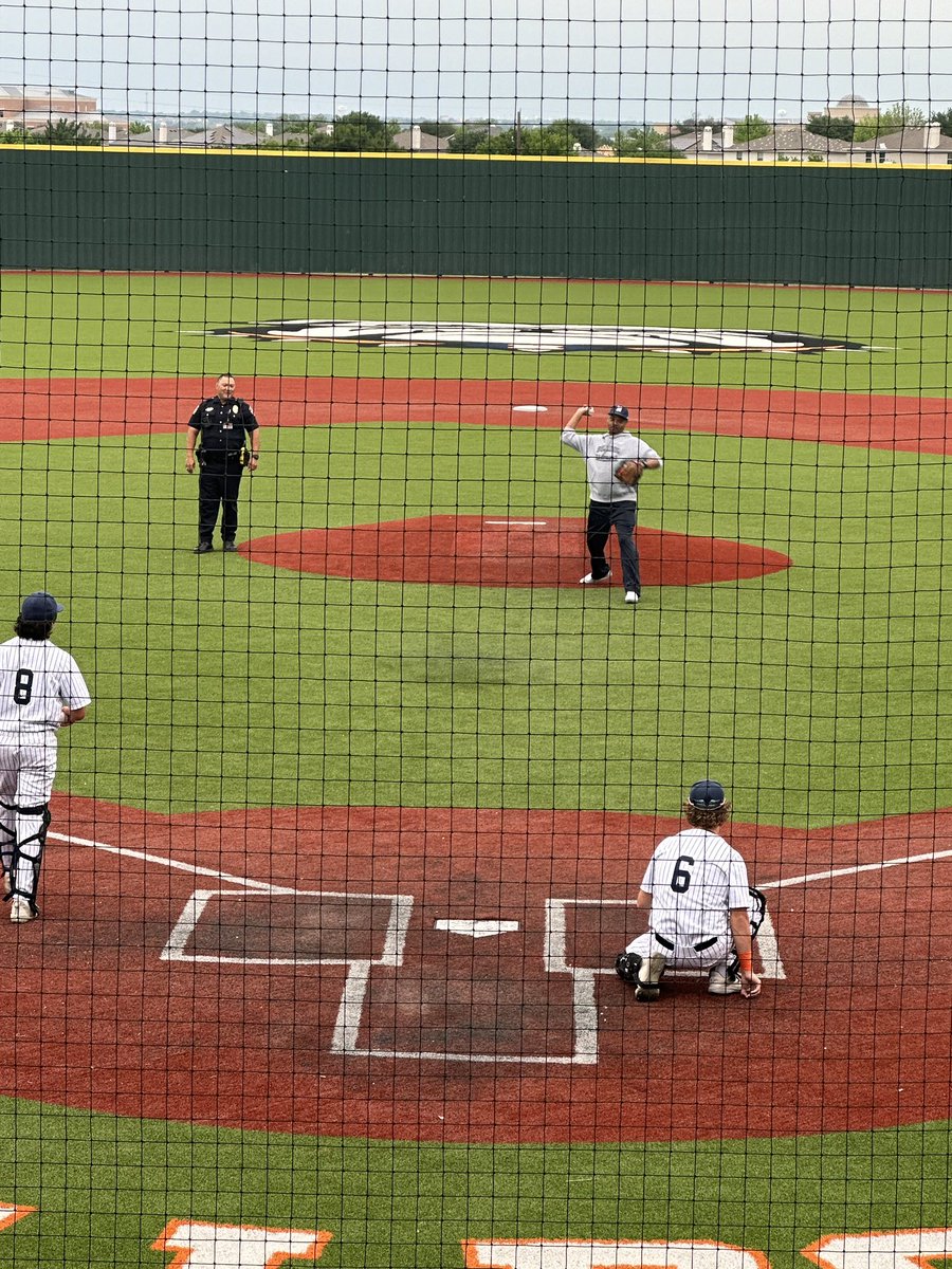 @MNHSAllAccess honoring our SROs tonight with the first pitch. Go Dawgs!