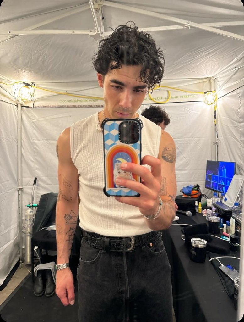 Joe Jonas backstage in Colombia 🥵