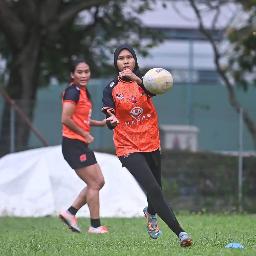 asiarugby's tweet photo. The #BungaRaya7s women's team getting ready for the Sea 7s, building up to the Asia Sevens Series later this year.
#AsiarugbyΒ #MalaysiaRugby #SES7s #AR7s #WomenInRugbyΒ #Rugby7s https://t.co/6hy9xnavN9