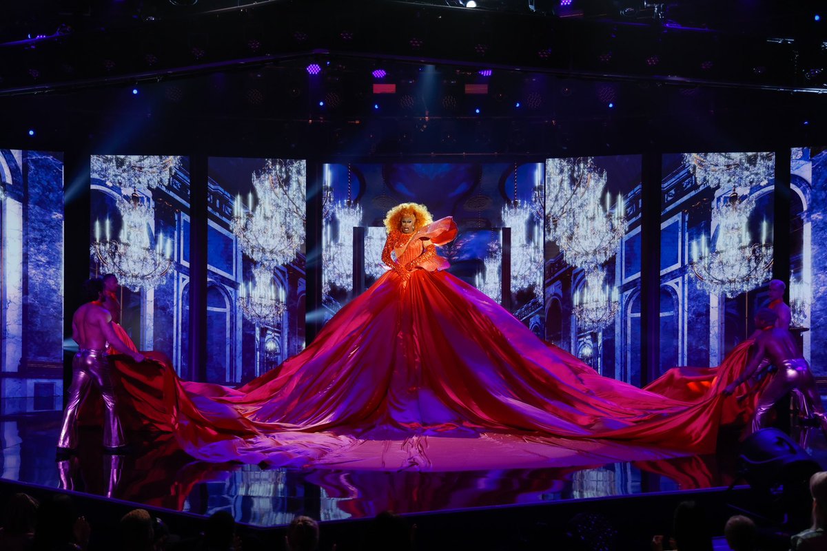 RuPaulsDragRace's tweet image. #TeamSapphira @sapphiracristal #DragRace 👑