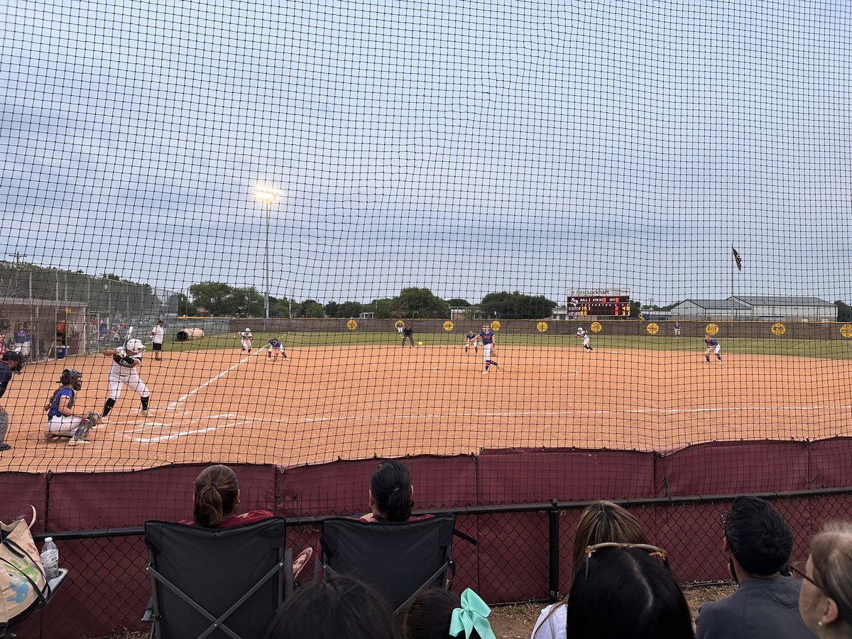 Perfect night for some @LockhartLionsSB Let’s go Lady Lions!