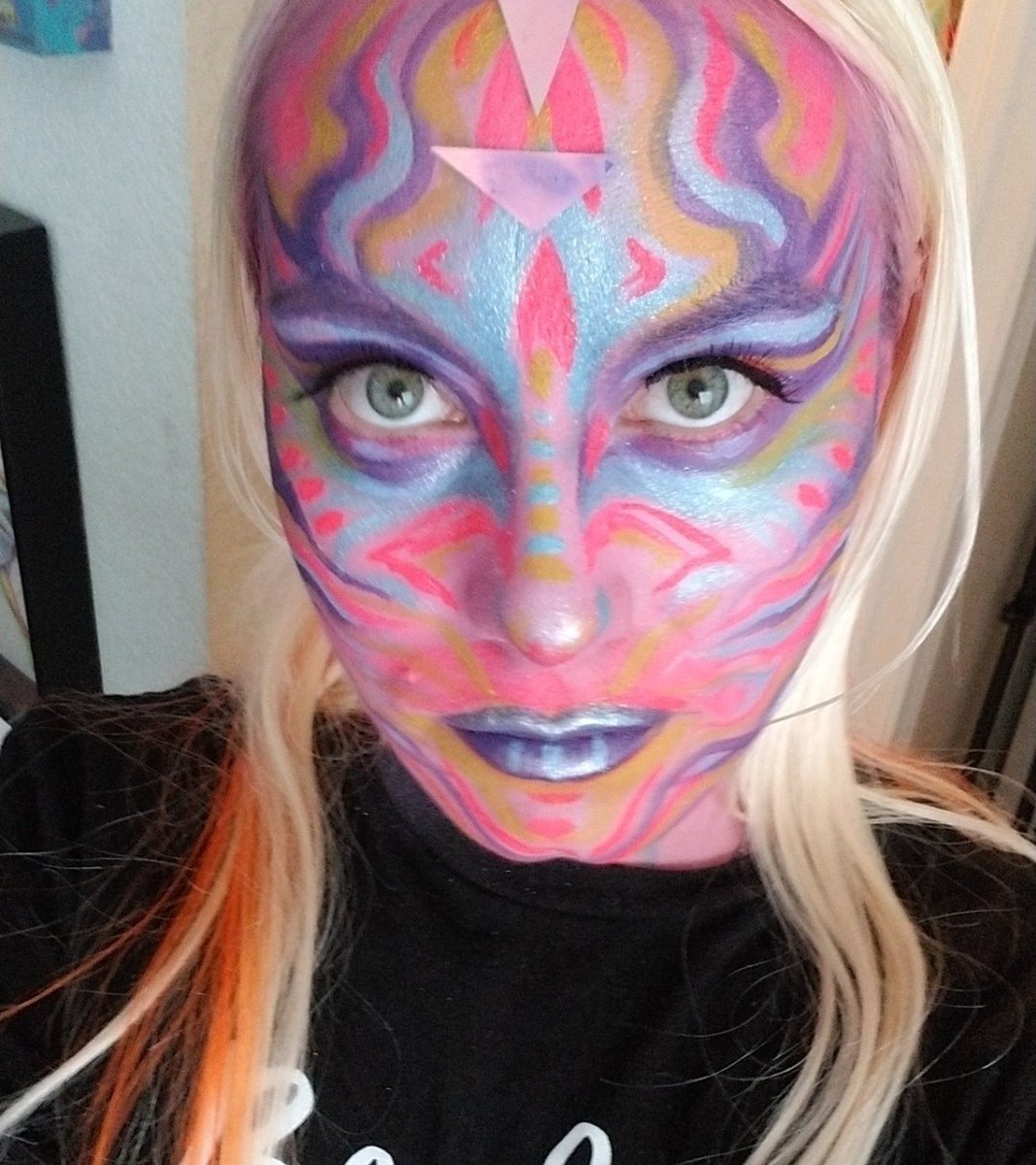 💖 Pink Abstract with Holographic Accents 💿 I did for @skinwarsshow challenge 🎨

Dive into a mesmerizing blend of pink abstract art and dazzling holographic accents!

#pinkabstract #holographicaccents #makeupart #faceart #bodyart #creativeexpression