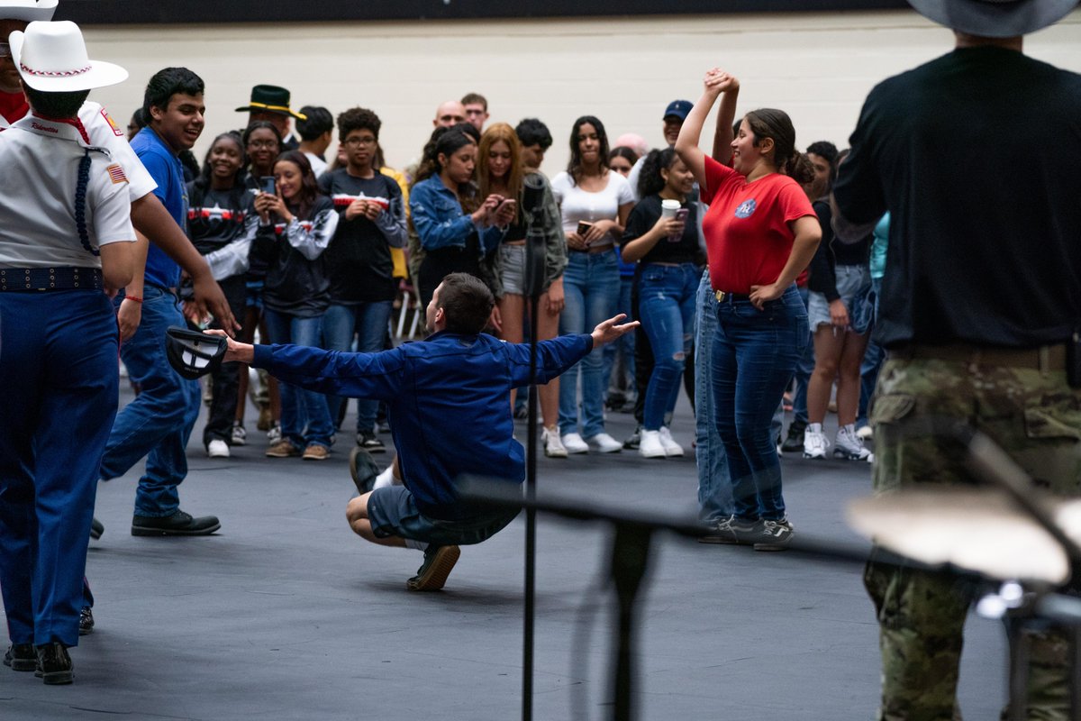 The U.S. Army Showcase was an electrifying display of skill and passion! The mesmerizing performance from the U.S. Army Drill team and the dazzling sound of our 323d Army Band put our Army opportunities on high display! #meetyourarmy #Fiesta24 #VivaFiestaSA2024 #VivaFiesta