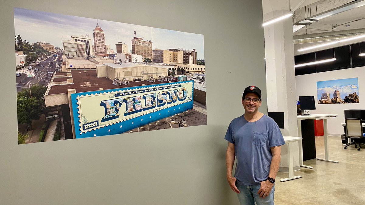 Happy 25th @FresnoBee anniversary to @CraigKohlruss! I’m in perpetual awe at his skill, speed & dedication! In Oct., he will celebrate 35 yrs as a working photojournalist! Here he is at The Bee’s office beside two of his iconic Fresno skyline photos! (+ Happy 25th @mattrlloyd!)