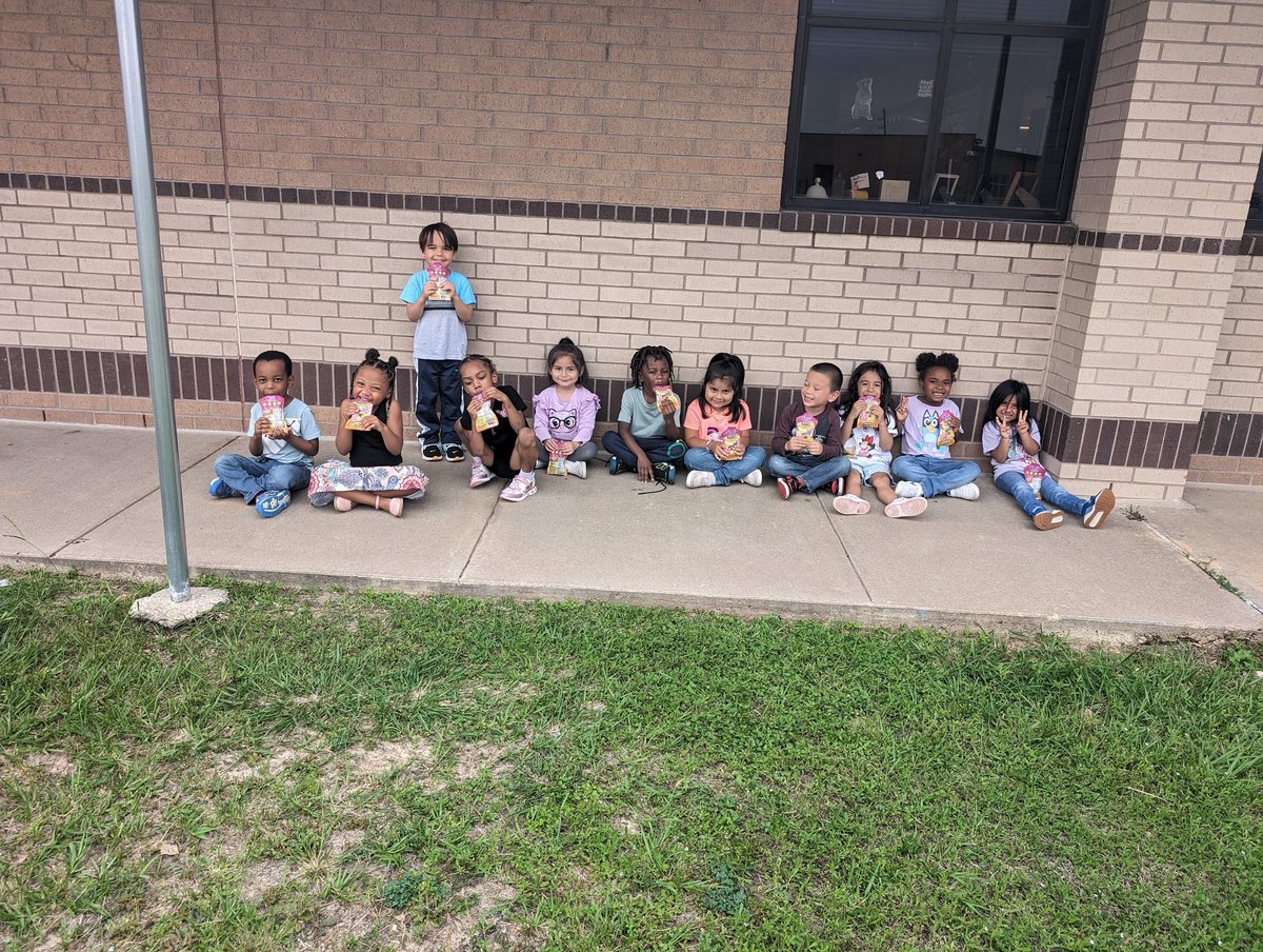 MissTabbara's tweet photo. Our little picnic looked a little different this week due to some slight sprinkling! π§οΈπ§Ί The kiddos had a great time regardless! π€ #wesawsomebeautifulbutterflies π¦ #yayspring ππ·πΈπΉπΊπ»πΌ @SheridanCFISD @CFISDPK1 https://t.co/1RDeKhVNVH