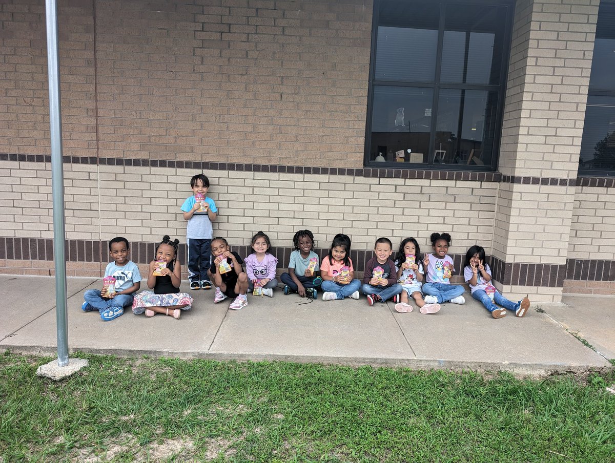 Our little picnic looked a little different this week due to some slight sprinkling! 🌧️🧺 The kiddos had a great time regardless! 🤗 #wesawsomebeautifulbutterflies 🦋 #yayspring 🌈🌷🌸🌹🌺🌻🌼 @SheridanCFISD @CFISDPK1