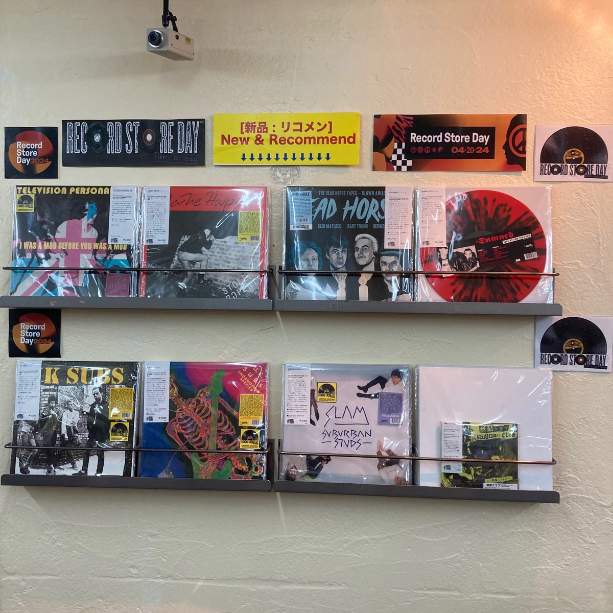 TimeBombRecord's tweet photo. 本日4/20(土)は #レコードストアデイ で、
昼12時から店頭販売します(通販は今夜0時から)!
複数枚入荷分は壁、1枚ものはレジ正面の箱です。
お待ちしておりま〜〜す〜 <店主>
#RSD2024 #アナログ #レコード
#タイムボムレコード #タイムボムレコーズ #TimeBombRecords #タイムボム新入荷 https://t.co/AGm8kQ9lgs