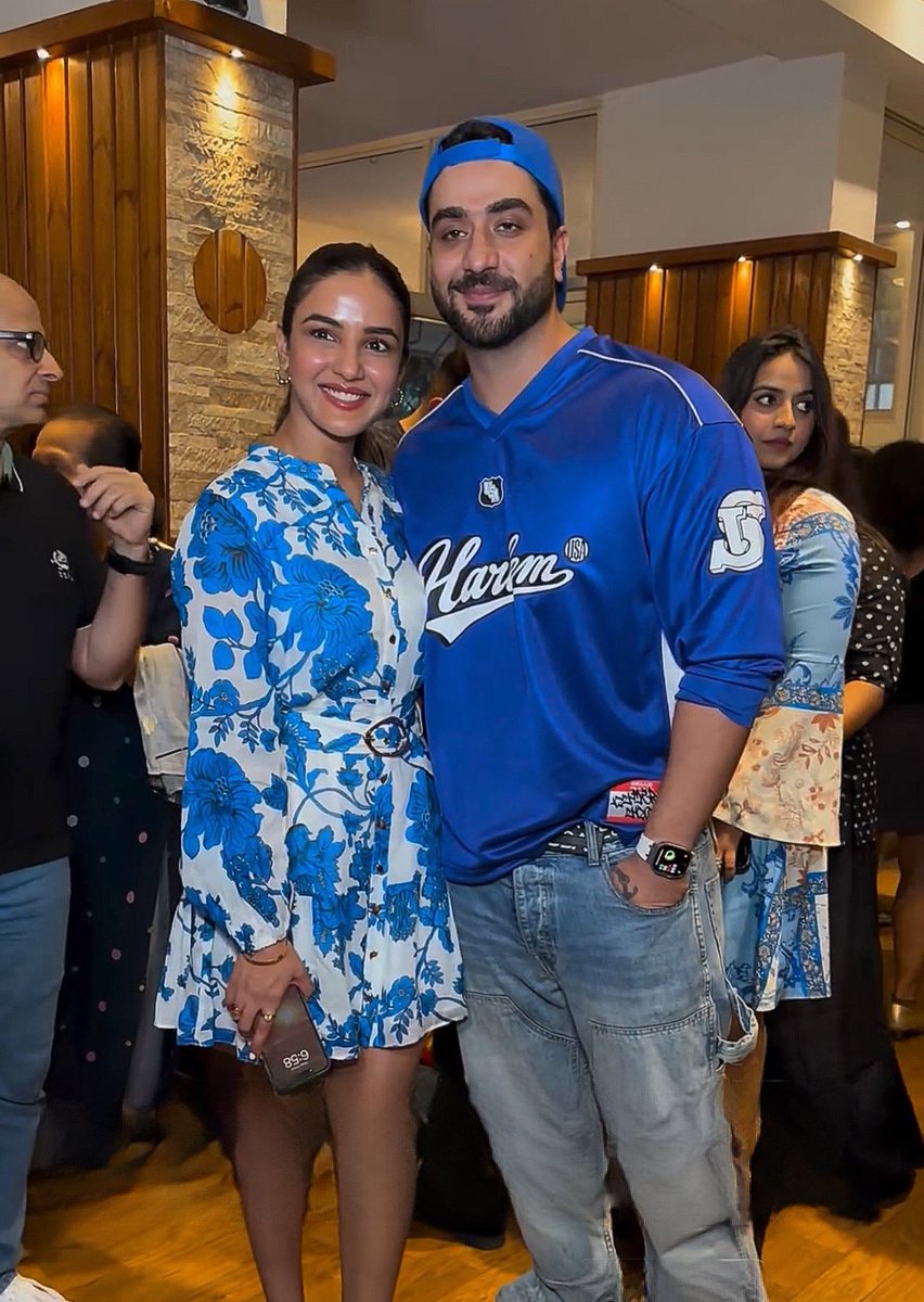 Awwwiee JasLy got papped🥹😍💙
And they’re matching as alwayss from top to toe😌💃🏻 

Maa Shaa Allah Beautiful🫶🏻
@jasminbhasin @AlyGoni 

#JasminBhasin #AlyGoni #JasLy #JasLyForever #JasLyians