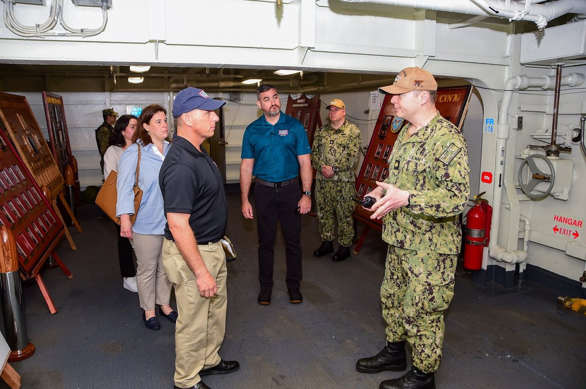 Members of the United Service Operations (USO) tour the U.S. Navy’s only forward-deployed aircraft carrier, USS Ronald Reagan (CVN 76).

#USNavy | #ForgedByTheSea https://t.co/sXRILvjaRR