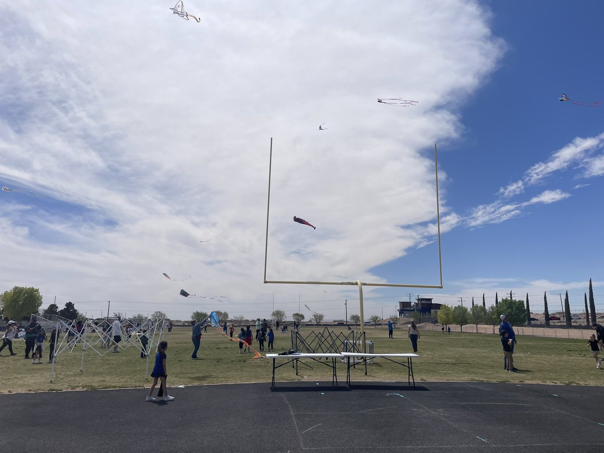 1st grade Dragons having a blast on kite day. We had a great time seeing families bond and Dragons reaching new heights on this perfectly windy day. @dbuenrostro_JDS @JDrugan_K8