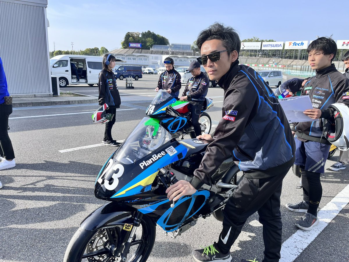 おはようございマッスル💪 鈴鹿サンデーロードレース 開幕戦 予選がスタートしました！ J-GP3 INT #23 保坂洋佑 @YosukeHosaka NAT #74 泉 春花 YouTubeライブはこちら⬇️ youtube.com/live/As1SHEMpM…