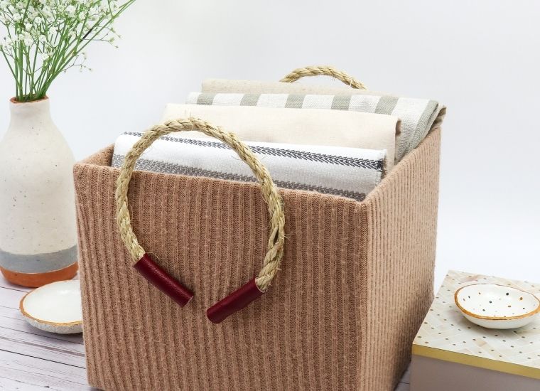 Got an old sweater and a cardboard box?

Make a storage box that will fit into your home décor, provide some extra storage space, and look cute! 😉

#Organizer #Storage #StorageBox
 #jjsellsfl #jjsellsorlando
 LocalInfoForYou.com/142504/storage…