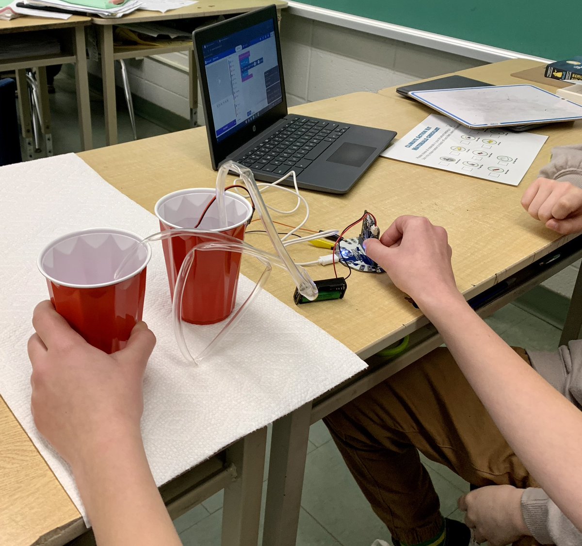 Another amazing morning of learning with @dtangred, @MandyCleland1 and our grade 7/8s. Thank you for guiding us through the coding and physical computing components while educating us about food insecurity and the importance of innovative solutions such as vertical farming.