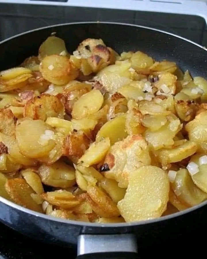 DOES ANYONE HERE ACTUALLY WOULD EAT FRIED POTATOES AND ONIONS
Must express something to keep getting my recipes....
Thank you.
Ingredients
1½ pounds.
Of russet potatoes, I diced them into 1/2' cubes.
A pound.Of sliced smoked sausage.
Full recipe in 👇🏻 
khabarica.com/?s=FRIED+POTAT…