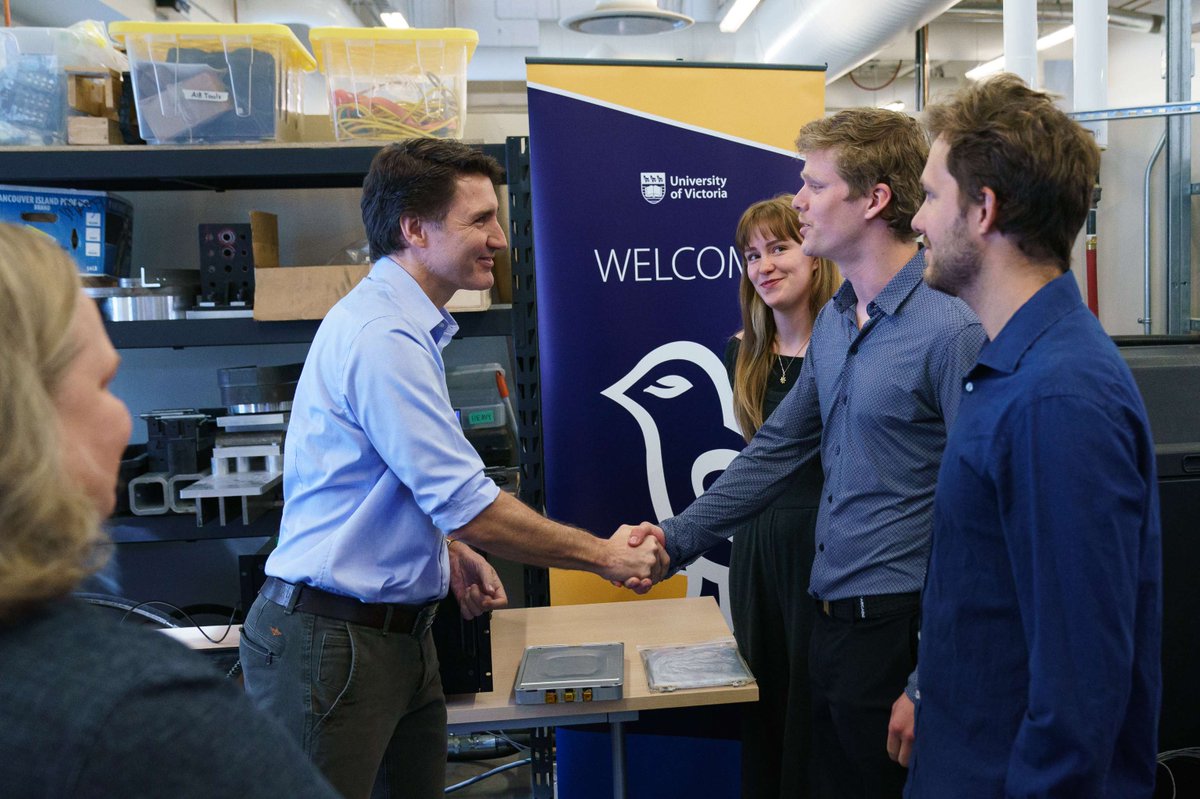#Budget2024 is about ensuring fairness for every generation. Today, Prime Minister Justin Trudeau met with students at @uvic to discuss how the Government of Canada is investing in research infrastructure and institutes, while making post-secondary education more affordable.