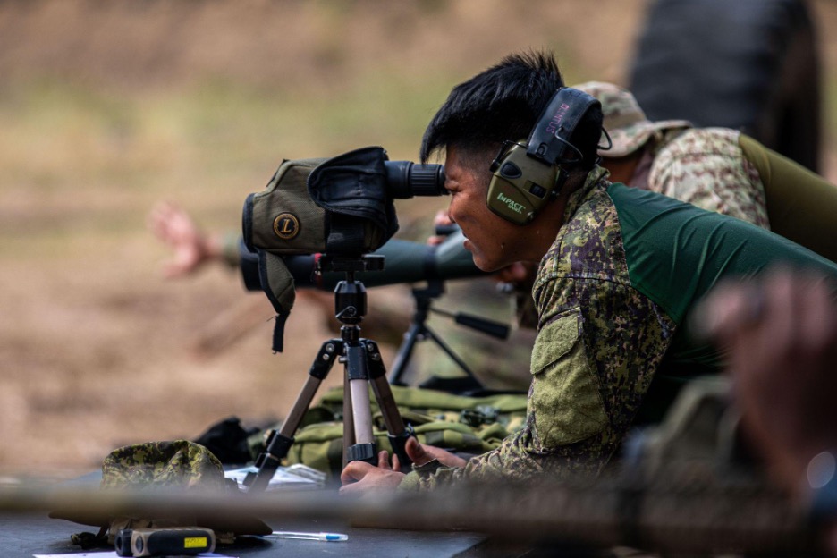 #Salaknib24 Soldiers with 2-27 IN, 3rd IBCT, @25thID conduct a sniper SME exchange with counterparts from @yourphilarmy during #Salaknib in the Philippines Soldiers applied the tactics discussed in the classroom & familiarized themselves with various weapon systems