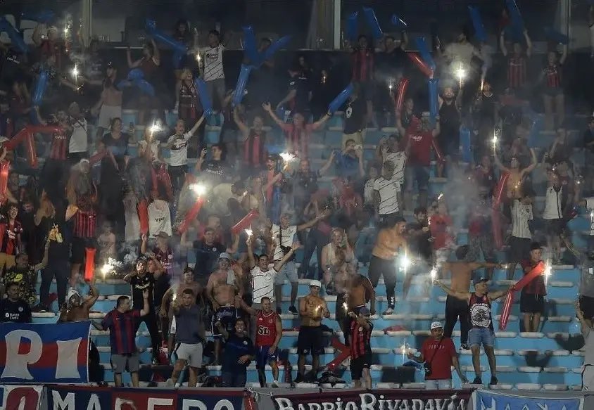 maxigandara's tweet photo. Ya son más de 20 micros y 4 barcos llenos de hinchas de #SanLorenzo que viajarán a Uruguay por el partido de #CopaLibertadores ante #Liverpool.
 
Éxodo azulgrana. 🏆🇺🇾 https://t.co/fCKDyvS3BF
