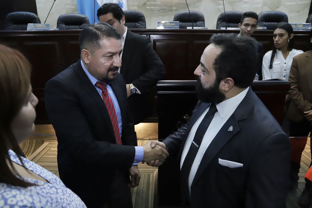 Congreso_HND's tweet photo. 🏛️ Presidente del Congreso Nacional, @Lredondo, recibió este viernes en el Salón de Sesiones de la Cámara Legislativa a un grupo de estudiantes de la carrera de Administración Pública de la @UNAHoficial.

La visita de los universitarios es parte del programa del Congreso Abierto en el que todos aquellos jóvenes tienen la oportunidad de conocer cuál es el trabajo que se desarrolla en el Poder Legislativo.

Durante el encuentro, el presidente Redondo animó a los estudiantes a esforzarse y continuar sus estudios porque ellos son el futuro de Honduras y la Patria espera mucho de ellos para que puedan contribuir a engrandecer a Honduras.