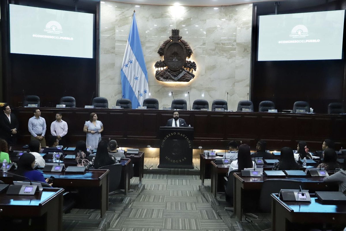 Congreso_HND's tweet photo. 🏛️ Presidente del Congreso Nacional, @Lredondo, recibió este viernes en el Salón de Sesiones de la Cámara Legislativa a un grupo de estudiantes de la carrera de Administración Pública de la @UNAHoficial.

La visita de los universitarios es parte del programa del Congreso Abierto en el que todos aquellos jóvenes tienen la oportunidad de conocer cuál es el trabajo que se desarrolla en el Poder Legislativo.

Durante el encuentro, el presidente Redondo animó a los estudiantes a esforzarse y continuar sus estudios porque ellos son el futuro de Honduras y la Patria espera mucho de ellos para que puedan contribuir a engrandecer a Honduras.