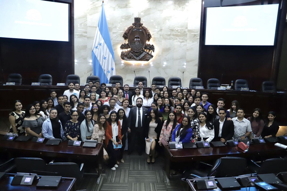 Congreso_HND's tweet photo. 🏛️ Presidente del Congreso Nacional, @Lredondo, recibió este viernes en el Salón de Sesiones de la Cámara Legislativa a un grupo de estudiantes de la carrera de Administración Pública de la @UNAHoficial.

La visita de los universitarios es parte del programa del Congreso Abierto en el que todos aquellos jóvenes tienen la oportunidad de conocer cuál es el trabajo que se desarrolla en el Poder Legislativo.

Durante el encuentro, el presidente Redondo animó a los estudiantes a esforzarse y continuar sus estudios porque ellos son el futuro de Honduras y la Patria espera mucho de ellos para que puedan contribuir a engrandecer a Honduras.