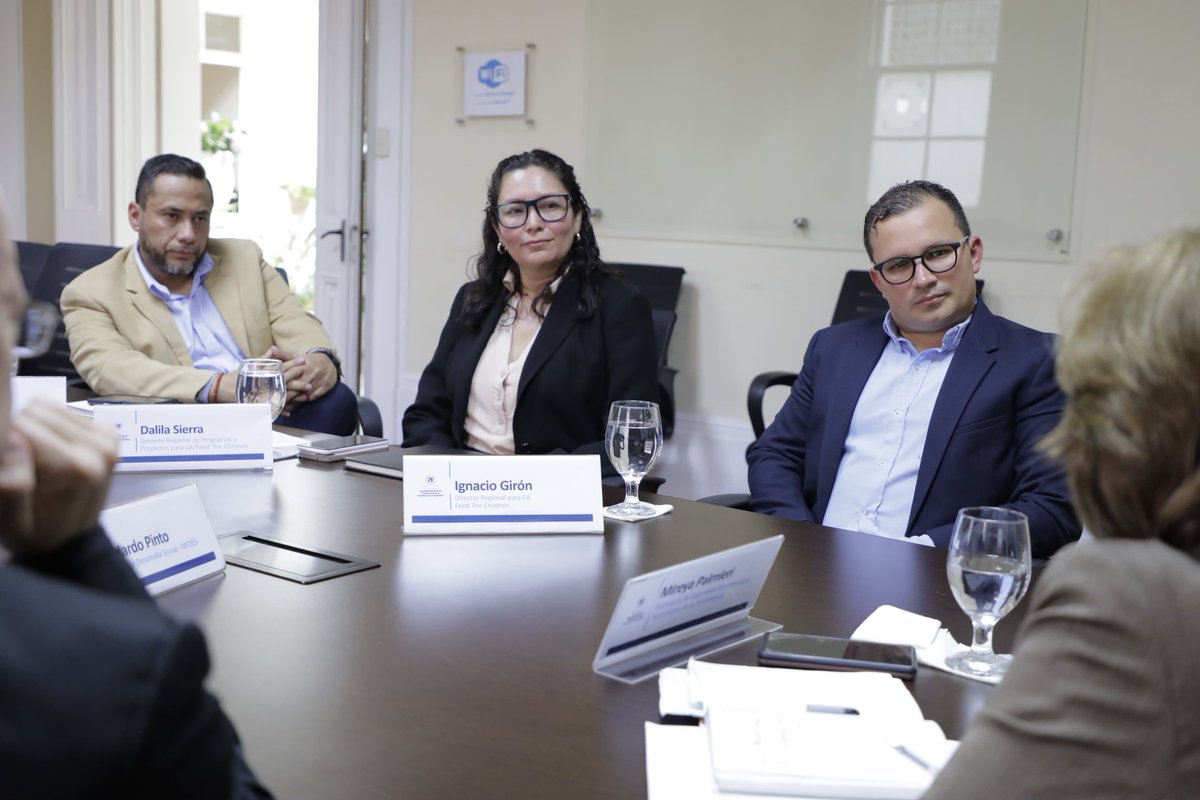 Fortalecer la #SAN a través de la suma de actores es clave para combatir la pobreza y la malnutrición, por ello, la secretaria Mireya Palmieri junto al Ministro de @midesgt, Abelardo Pinto, se reunieron con Feed The Children para potenciar acciones en esta importante tarea.