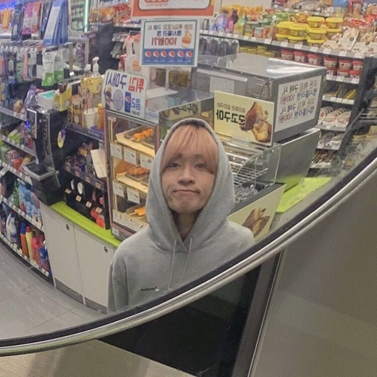 bhm__700's tweet photo. 근데 이거 진짜 예의바른 고양이임 ;; https://t.co/7jTSNupsXM