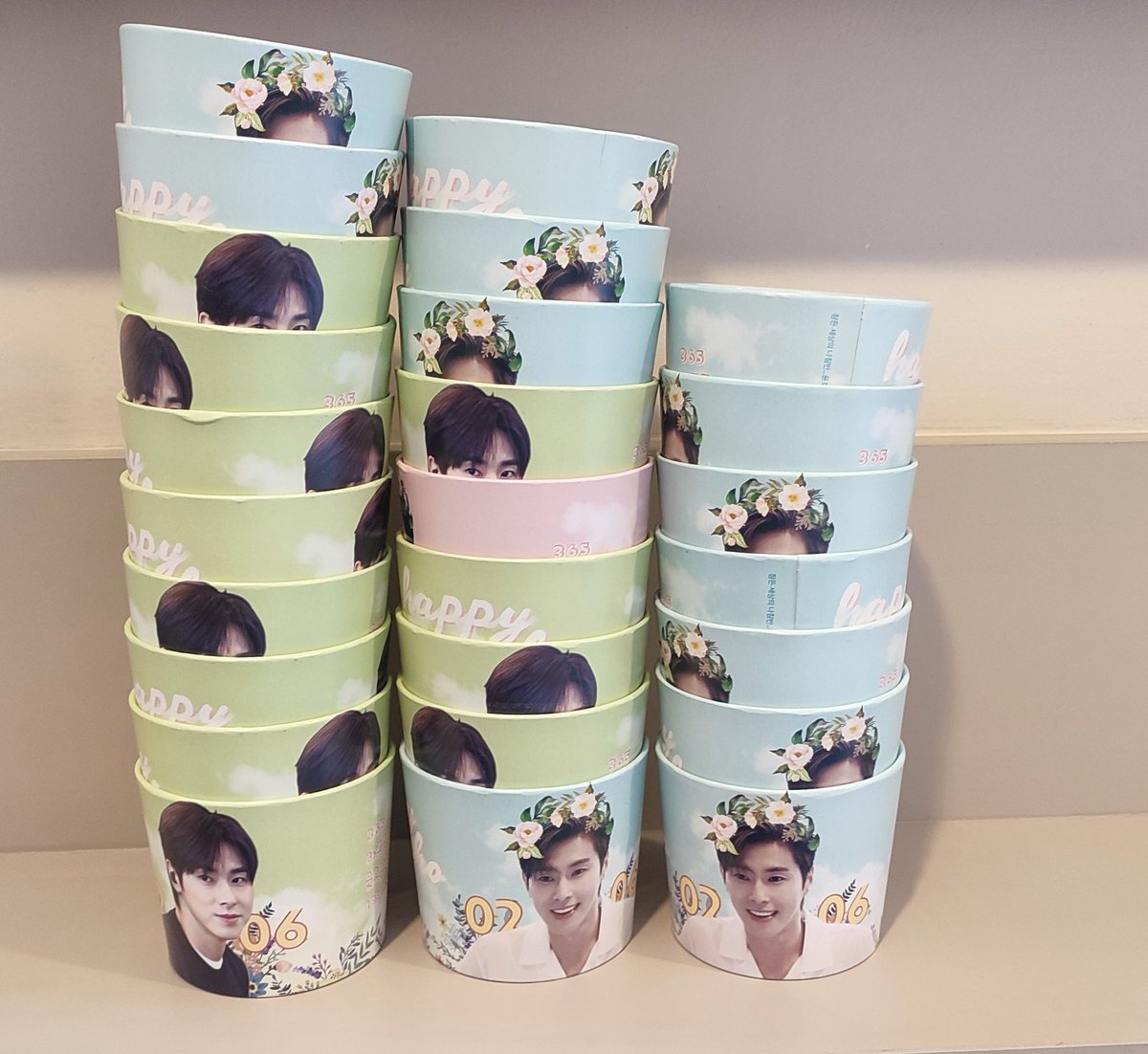 yunholic62's tweet photo. Teman-teman Cassie, aku ada mau bagi2 freebies bbrp album Yunho, PC Yunho official &amp; Non Official, cup sleeve birthday event, poster album dan printilan Yunho lainnya.
Mulai bagi2 jam 9 ya. 
#TVXQinJakarta 
#TVXQ_20n2_JKT https://t.co/8sEbEhojvV