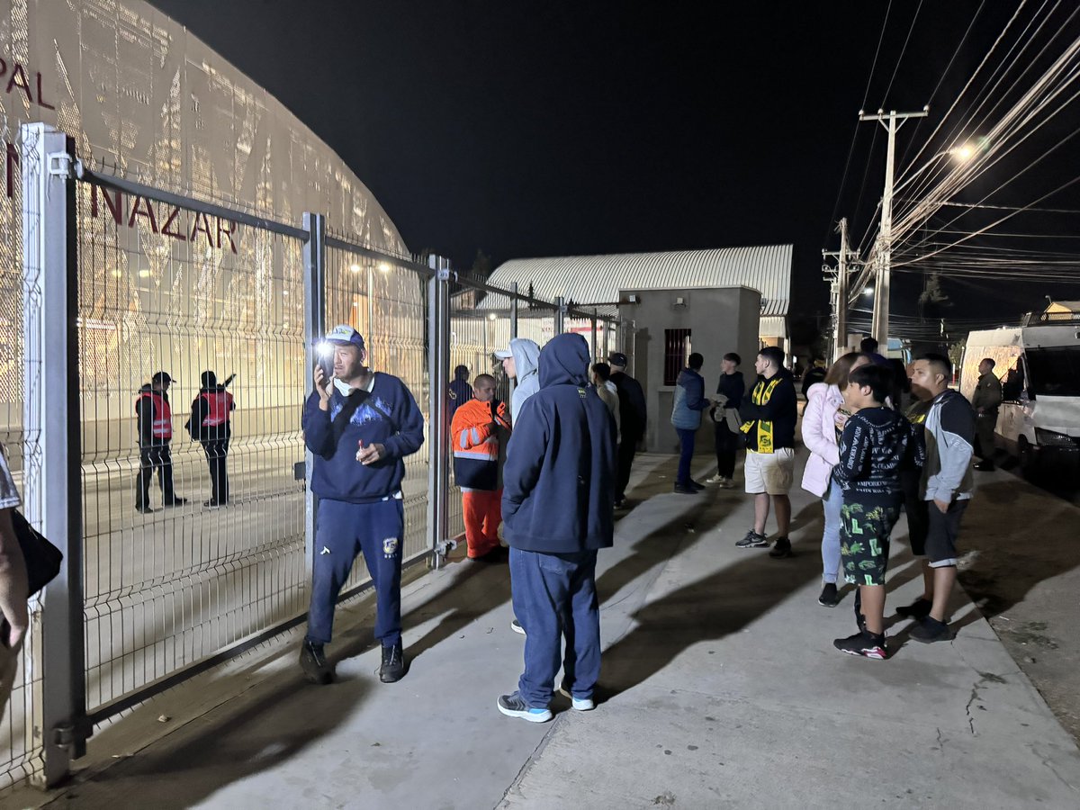 Gente de <a href="/ulcsadpoficial/">Unión La Calera SADP</a> no deja ingresar a familias de <a href="/evertonsadp/">Everton de Viña del Mar</a> al estadio y nos mantiene afuera <a href="/biobio/">BioBioChile</a> <a href="/acisternas/">Alejandro Cisternas</a> <a href="/Cooperativa/">Cooperativa</a>