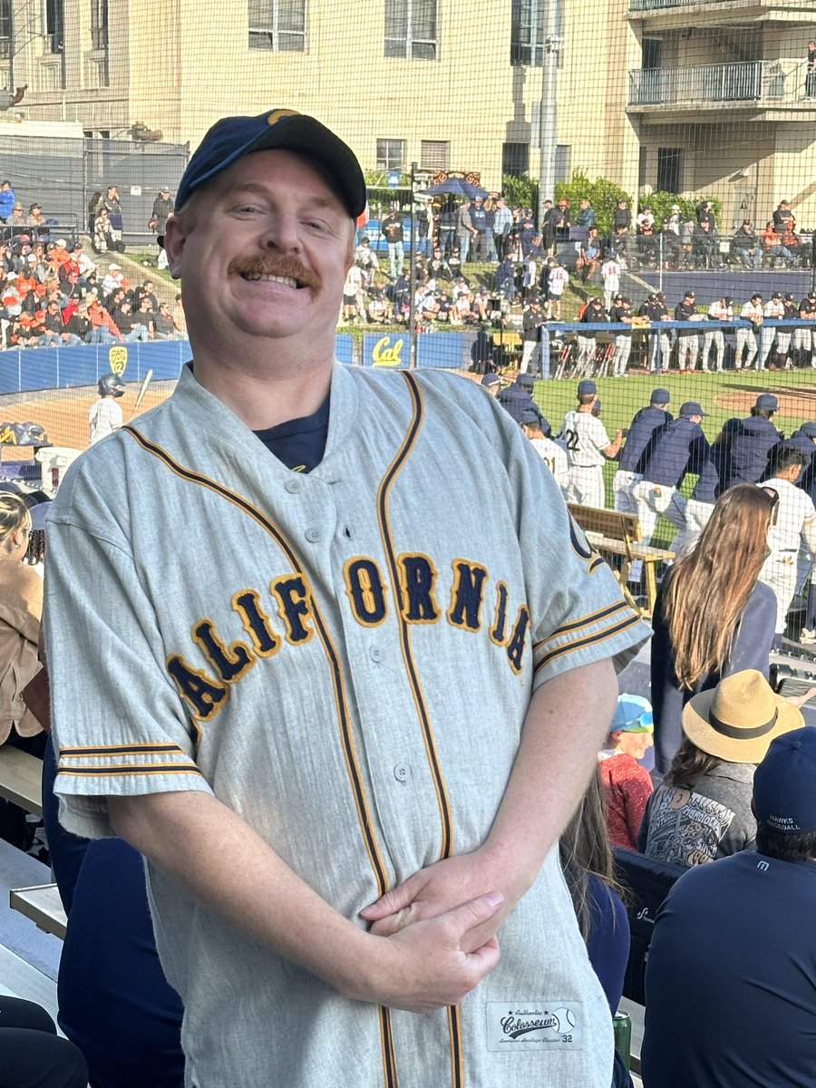 The mayor @linusalf rocking a vintage @CalBaseball jersey at the cal v Oregon state game !