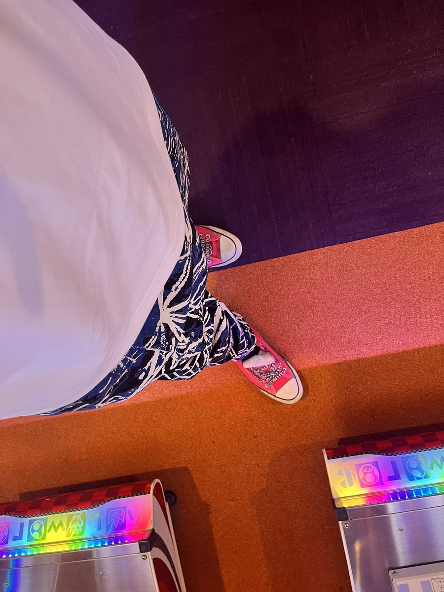 ラウンドワン着いたけど人少なっ‼️

遊びたい放題や〜🤣
雨降り出したけど💦