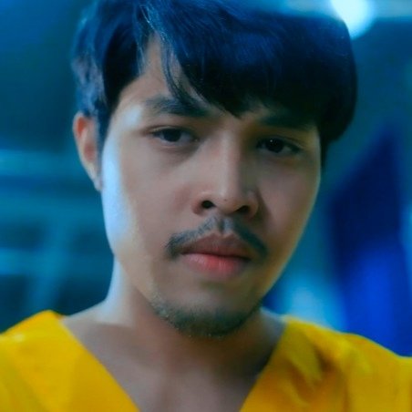 these two characters are both a prisoner pero may nakikita ba kayong resemblance? wala kasi GANON KAHUSAY SI ELIJAH CANLAS MAG-BIGAY BUHAY SA CHARACTER NIYA!!