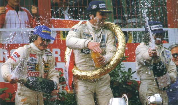 1979 - #AlanJones-#Villeneuve-#Lafitte+324º GP - Alan Jones-#Williams-Ford Cosworth Chequered flag+324º GP Austria+1979- #GillesVilleneuve a canadian motor racing driver in the pits #Ferrari