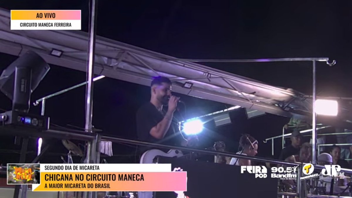 FeiraPod's tweet photo. Chicana relembra sucesso da banda Mamonas Assassinas durante apresentação na Micareta de Feira de Santana.
#MicaretadeFeira https://t.co/uecU5YrLJo