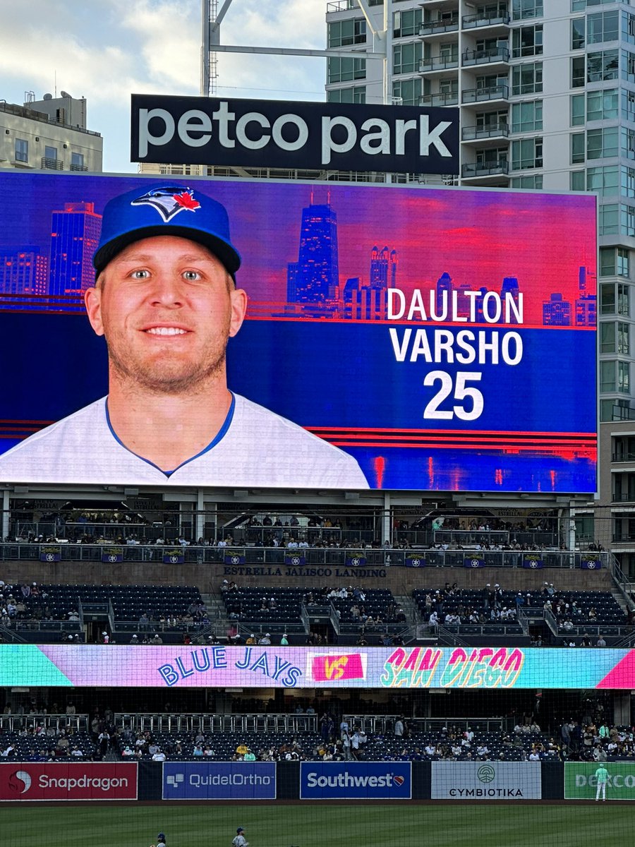 LMAO for some reason the Padres used a stock image of Chicago to announce the Blue Jays lineup.