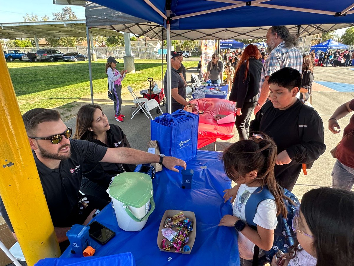 Today, @PioPicoPalomas hosted an enriching Career Fair, unveiling a myriad of career paths for our students, parents, and community. From inspiring talks to hands-on experiences, we're paving the way for limitless possibilities!

#WeAreSAUSD  #SAUSDGraduateProfile