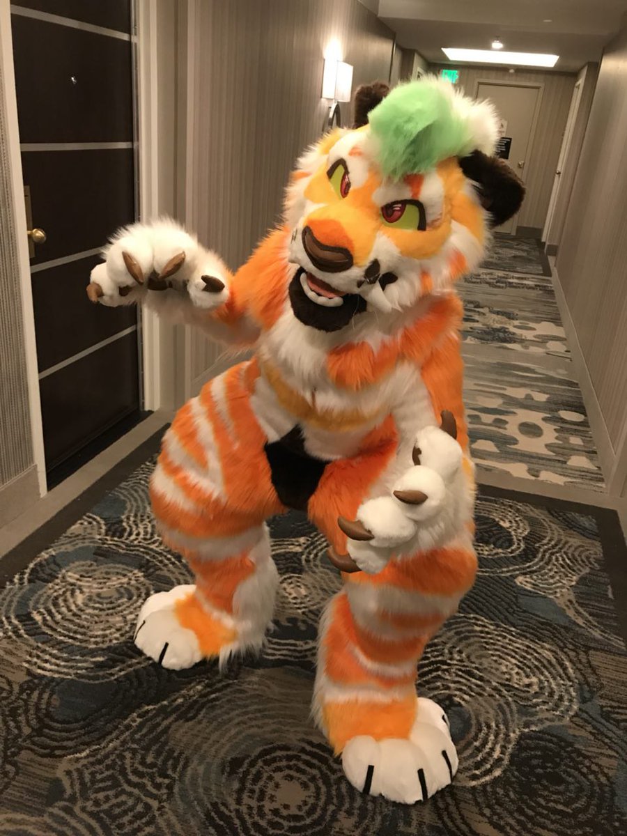 Considering selling this saber suit of mine that unfortunately just doesn't see much time out! Keep an eye out if that's something that interests you :)