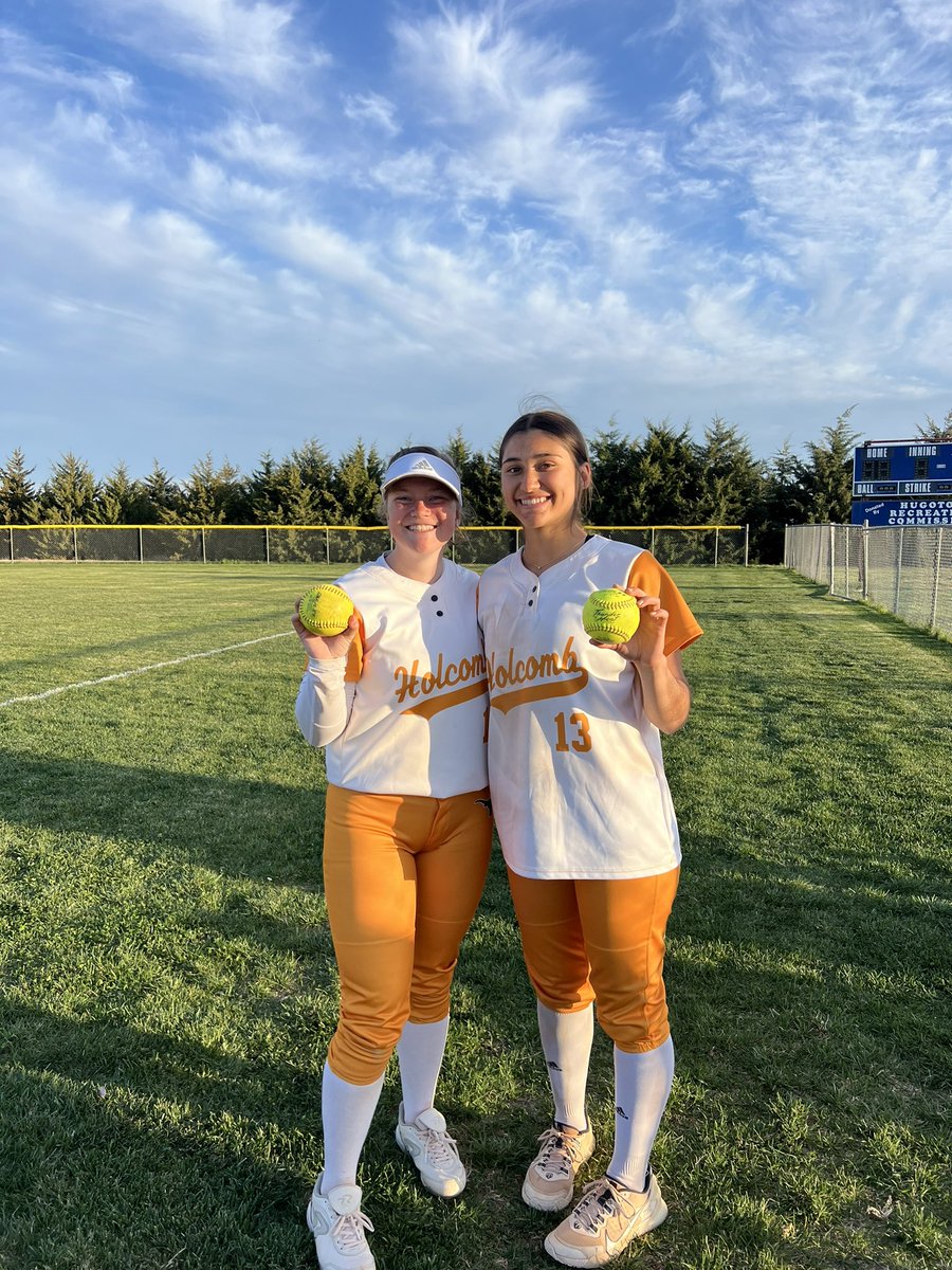 🚨🚨Home Run alerts!!🚨🚨
Rian and Emma both had 3-run shots tonight! 
This marked Rian's 21st home run of her career - adding to that school record!  
#FAMILY 🧡💪🖤🤘
