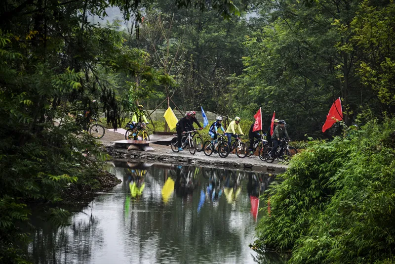 Rise and shine, it's Saturday morning! 🌞 How about a refreshing trip to the Tea Culture Park? Right here in Pu'an, Guizhou! Let's bike through the lush tea gardens and valleys, soaking up the fresh air and tranquility.🍃🚲 #Puan #tea #Guizhou #nature #BIKER