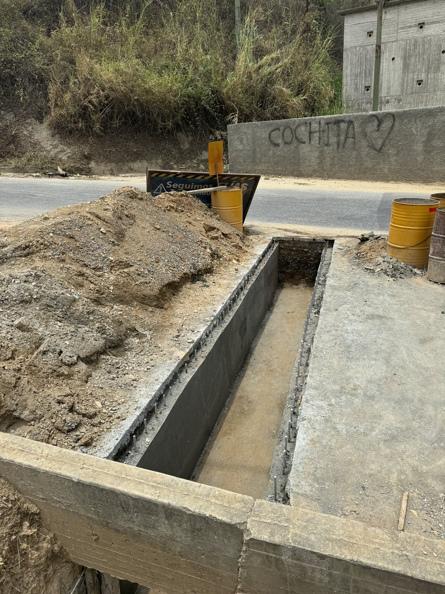 eliasayegh's tweet photo. En poco tiempo vamos a tener esta obra totalmente culminada para que no haya ningún tipo de riesgo en este importante sector de nuestro municipio #ElHatillo. 

Estamos demostrando que cuando las cosas dependen de nosotros las logramos y además en tiempo récord. ¡#SeguimosTrabajando rumbo a la #VenezuelaPOSIBLE! #ElHatilloPosible #19Abr