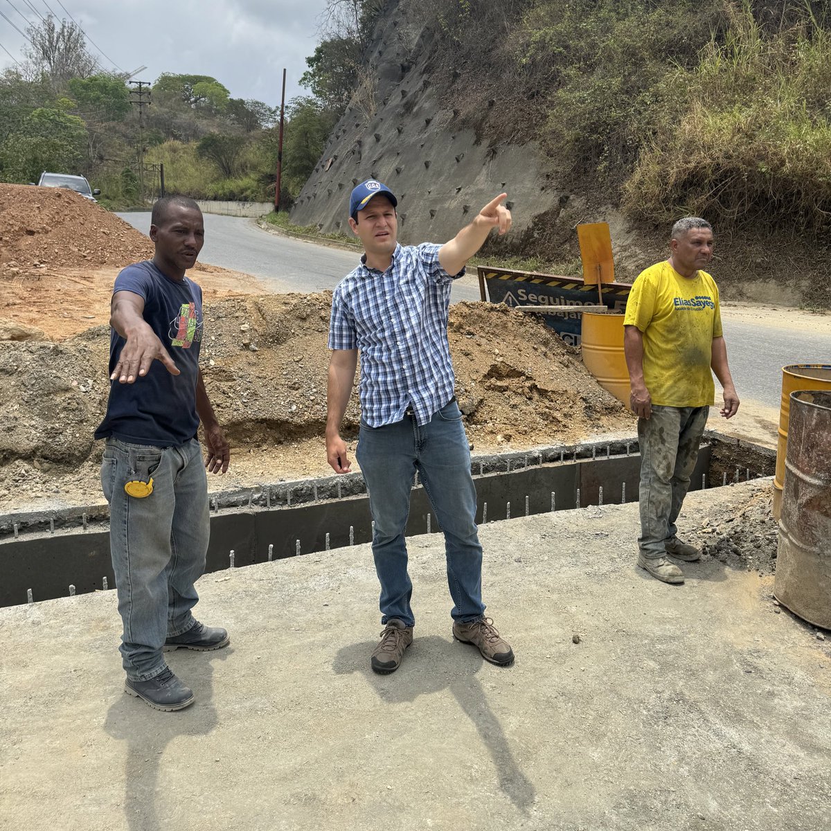 eliasayegh's tweet photo. En poco tiempo vamos a tener esta obra totalmente culminada para que no haya ningún tipo de riesgo en este importante sector de nuestro municipio #ElHatillo. 

Estamos demostrando que cuando las cosas dependen de nosotros las logramos y además en tiempo récord. ¡#SeguimosTrabajando rumbo a la #VenezuelaPOSIBLE! #ElHatilloPosible #19Abr