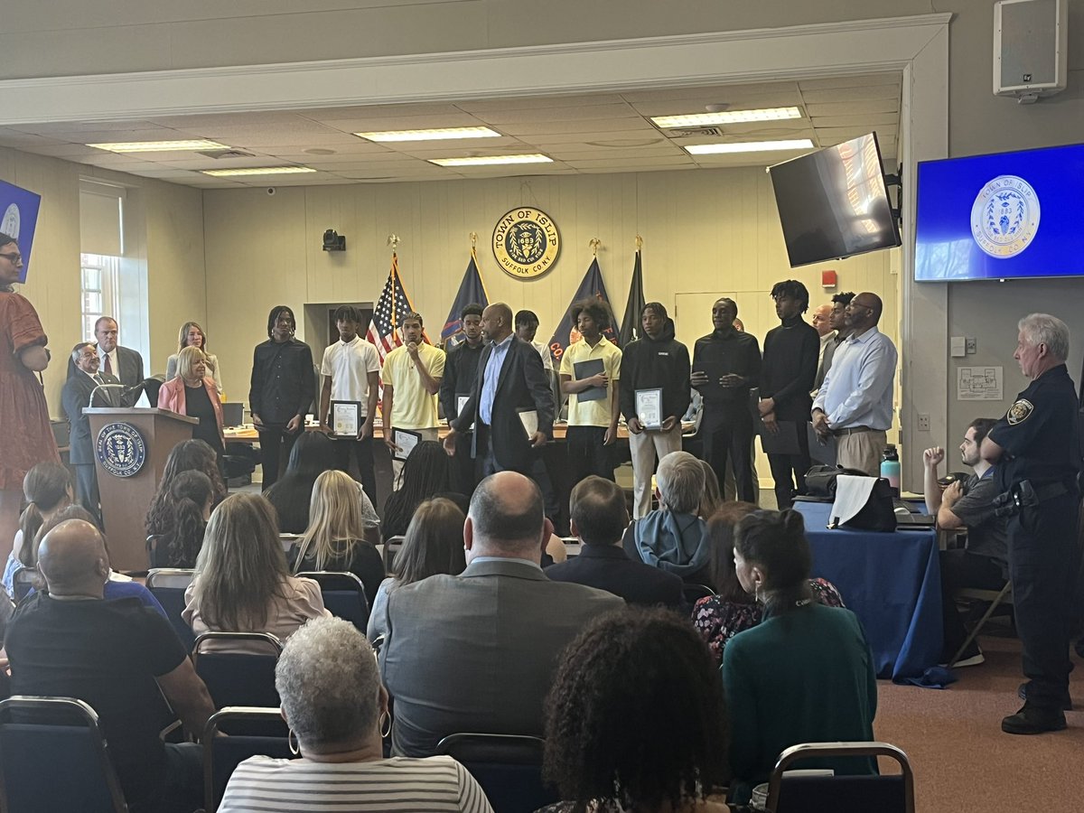 Thanks to @TownofIslip for honoring our Long Island Champion Boys Basketball team on their record setting season! We truly appreciate the community support! @Greater_LI @BayShoreSchools @BayShorePatch @LIBasketball23