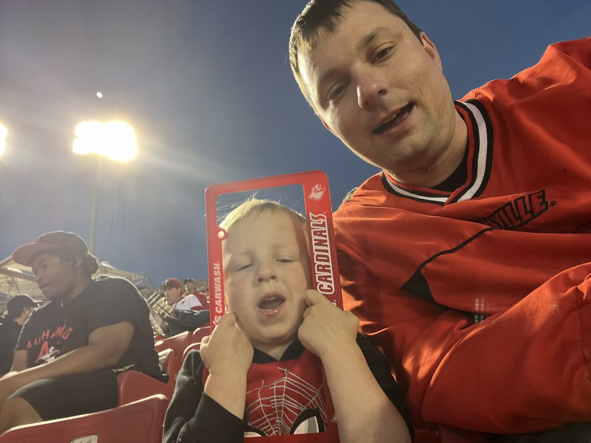 andrewskaggs18's tweet photo. Teddys first @LouisvilleFB game! He loved it. But he loved the popcorn and snocone more. #GoCards #GoRedTeam #YayCoachBrohm https://t.co/qPER4iVal8
