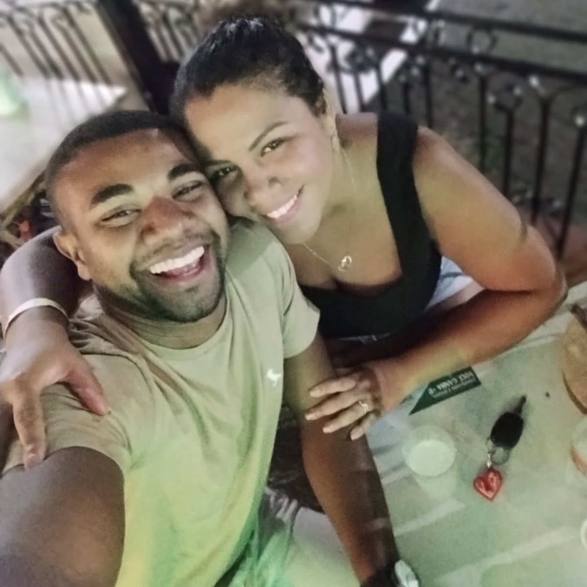 choquei's tweet photo. 🚨AGORA: Luiz Bacci traz mais informações sobre o término de Davi e Mani; leia.

“Nos bastidores, assessores e advogados de Davi pensam numa forma de anunciar a separação sem que a carreira do campeão do BBB seja afetada. A opinião da família do brother pesou na decisão. Não se descarta também que um acordo seja proposto para que ambos não toquem no assunto pelo menos até a poeira baixar. A notícia da separação caiu como uma bomba. Mani deve manter-se em silêncio e longe das redes até o começo da semana, quando retoma seu trabalho. Se Davi negar a separação e insistir a dar a entender que ambos seguem juntos normalmente, Mani pode vir a público se manifestar. De acordo com pessoas que acompanham o desenrolar do drama, Mani ficou decepcionada com o que viu e ouviu no hotel”, disse o jornalista.