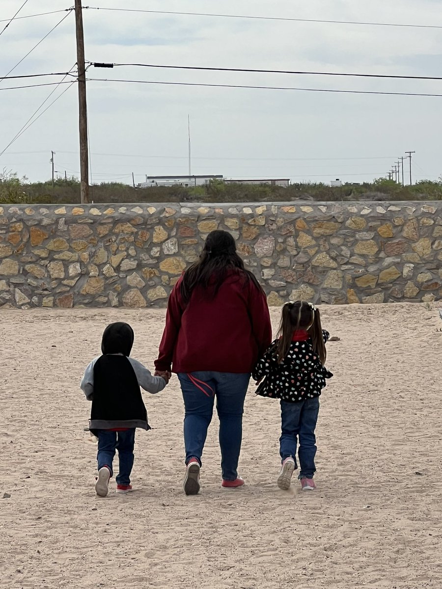 ellizgarcia10's tweet photo. Tornillo Education &amp; Training Student Teachers assisting during our elementary kite day event. Thank you @AzenethVega2  and Coach Flores for inviting us to participate! Thank you @AOlvera_TISD and @MLopez_TISD  for your support! #TISD_EduProgram
#TISDProud https://t.co/KD6pKzJMPm