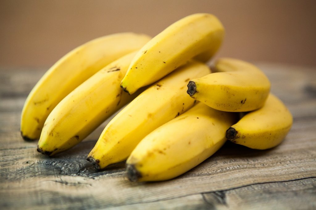 Discover the natural remedy for acid reflux: bananas. Learn how bananas can help suppress acid secretion and protect the stomach. pioneerthinking.com/have-you-tried… #acidreflux #health #remedies