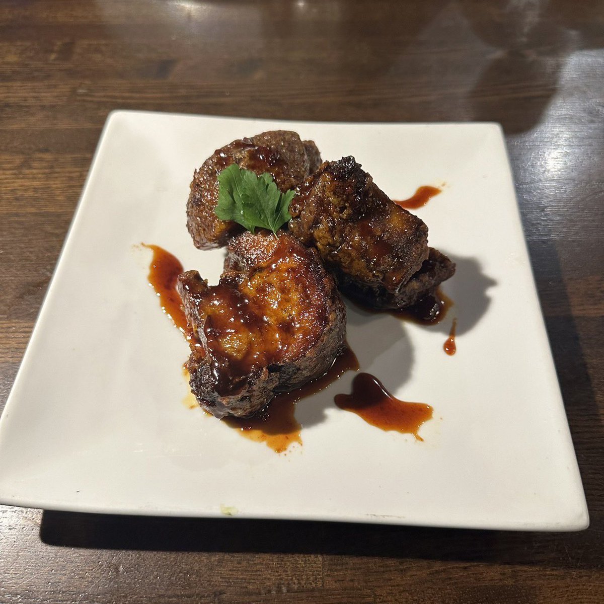 NEGO_KitchenCar's tweet photo. スペアリブフリット😊自家製BBQソース、お肉ほろほろ、柔らかスペアリブ！ソースはオレンジとはちみつを隠し味に、これをハンバーガーにサンド！究極のバーガーとは　これの事か！
#スペアリブバーガー https://t.co/vsHInsnbbS
