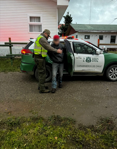 Carabineros del Retén #VillaOrtega mientras efectuaba patrullaje en la Ruta X-445 y tras efectuar un control de identidad preventivo, detuvo a prófugo de la justicia requerido por amenazas contra personas y la propiedad. +Control es +Prevención