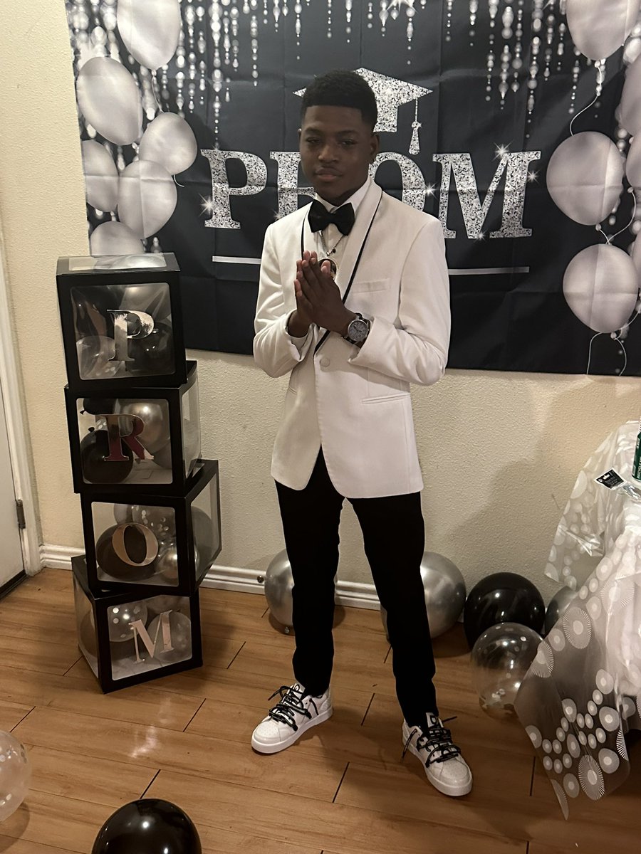MoneyHungryVes's tweet image. Big Lil D not the lil 1 💪🏾🫡 #SeniorProm24