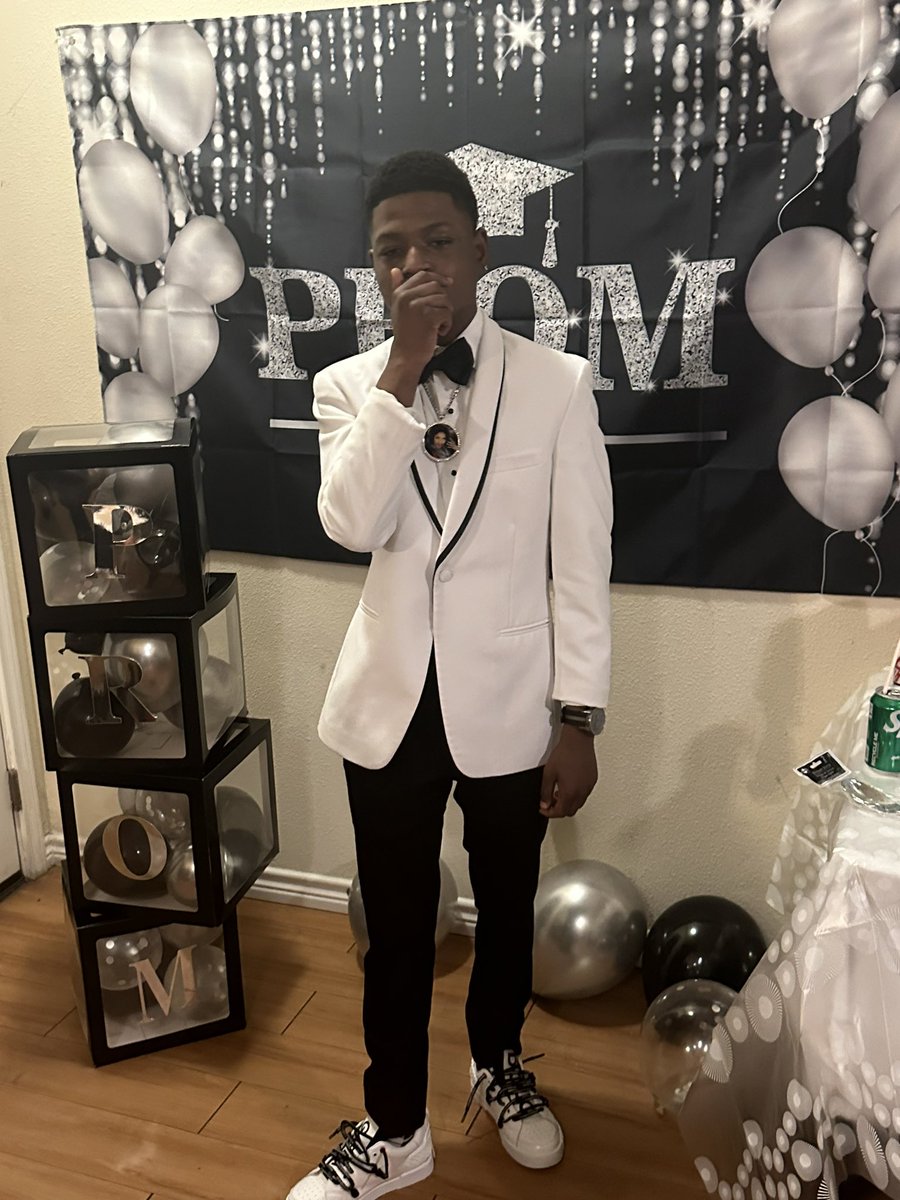 MoneyHungryVes's tweet image. Big Lil D not the lil 1 💪🏾🫡 #SeniorProm24