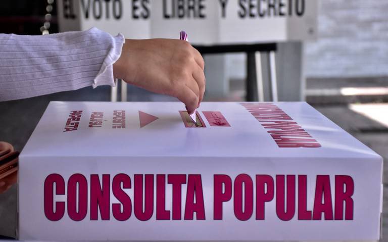 CezarMancheno's tweet photo. ¡LA CONSULTA NO ES ENCUESTA!

Es alarmante constatar la poca seriedad de políticos, analistas, comunicadores e “influencers” que hablan de la consulta en términos de afinidad u odio ideológicos.

Si apoyo a tal persona votaré todo de una manera, si estoy en contra de tal otra, votaré de otra manera.

La consulta popular es uno de los instrumentos más nobles de la democracia: se le pide al pueblo su opinión sobre determinados temas y luego se legisla y gobierna según esa decisión popular.

Reducir la opinión del mandante a un apoyo o rechazo es burlarse de nuestra inteligencia.

Vayamos a votar con conciencia. 
Conozcamos las preguntas y leamos los respectivos anexos.
Pensemos en el país y en el futuro de cada uno de nosotros y de nuestras familias.
Qué nos conviene y qué no.
Quién se beneficia y a quién se coarta.

De las respuestas de cada uno de nosotros depende el bienestar futuro de nuestros hijos, no la popularidad de tal o cual político.
#EcuadorPrimero